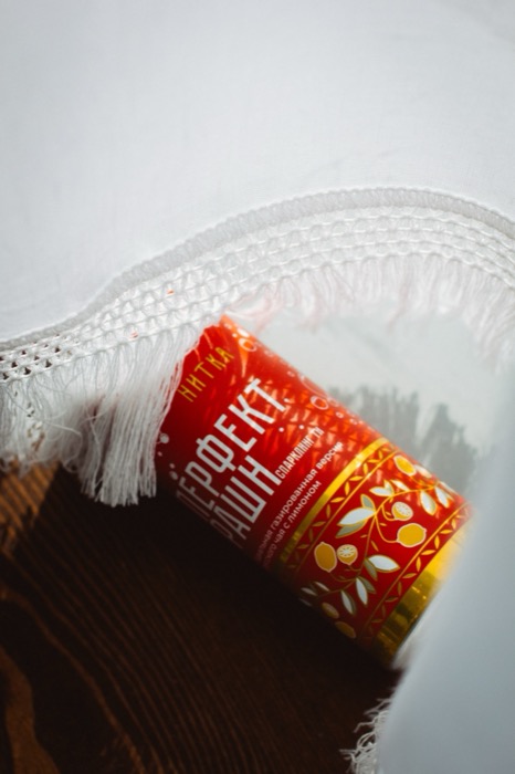 Перфект Рашн на белой ткани с бахромой